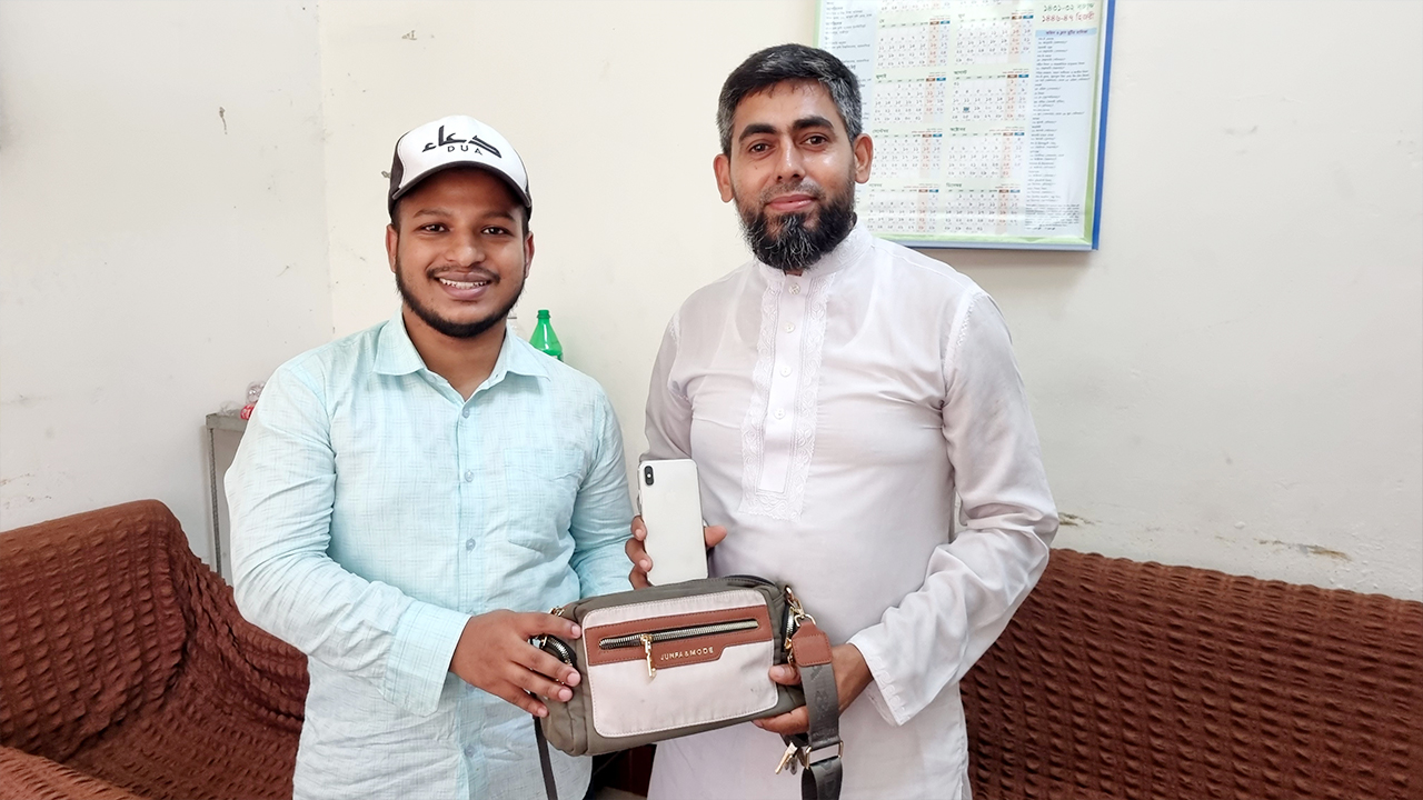 লাখ টাকার ফোন ও স্বর্ণালংকার ফিরিয়ে দিলেন বাকৃবি শিক্ষার্থী