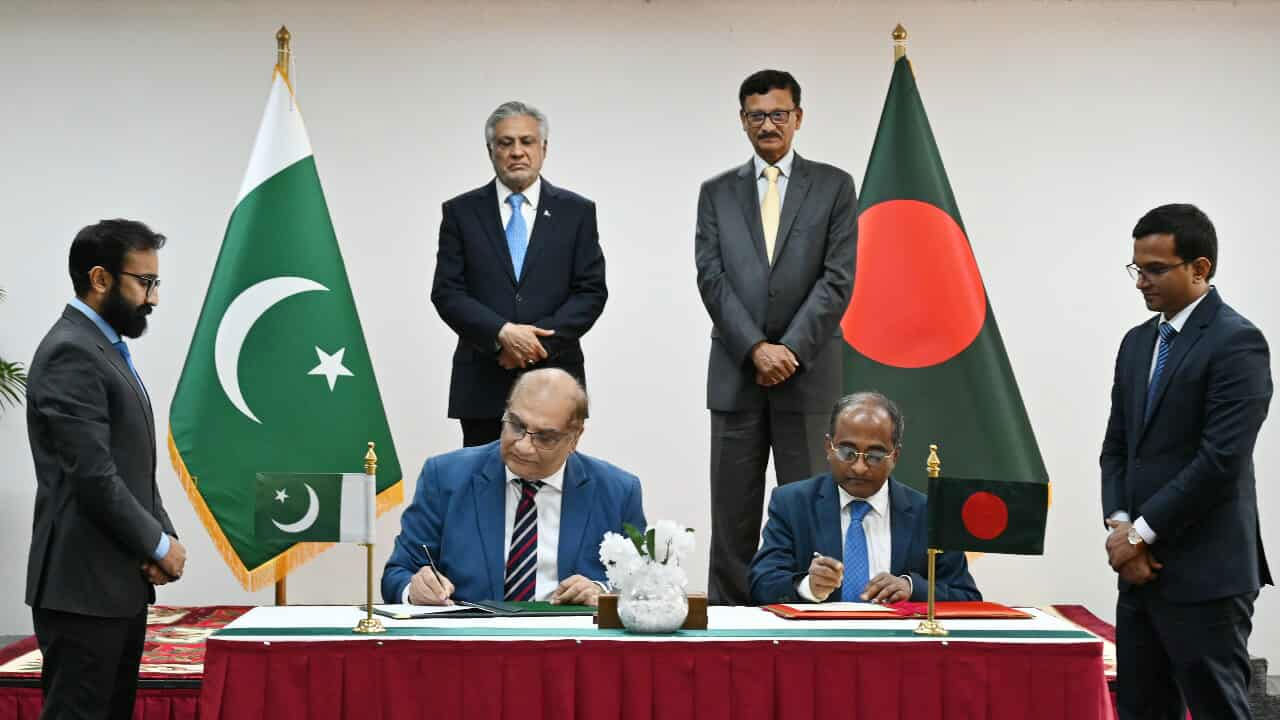 ৫ স্মারক ও এক চুক্তি সই করল বাংলাদেশ-পাকিস্তান