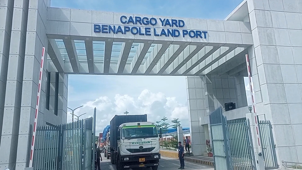 আড়াই বছর পর বেনাপোল দিয়ে ভারত থেকে এলো পেঁয়াজ, কমেছে দাম