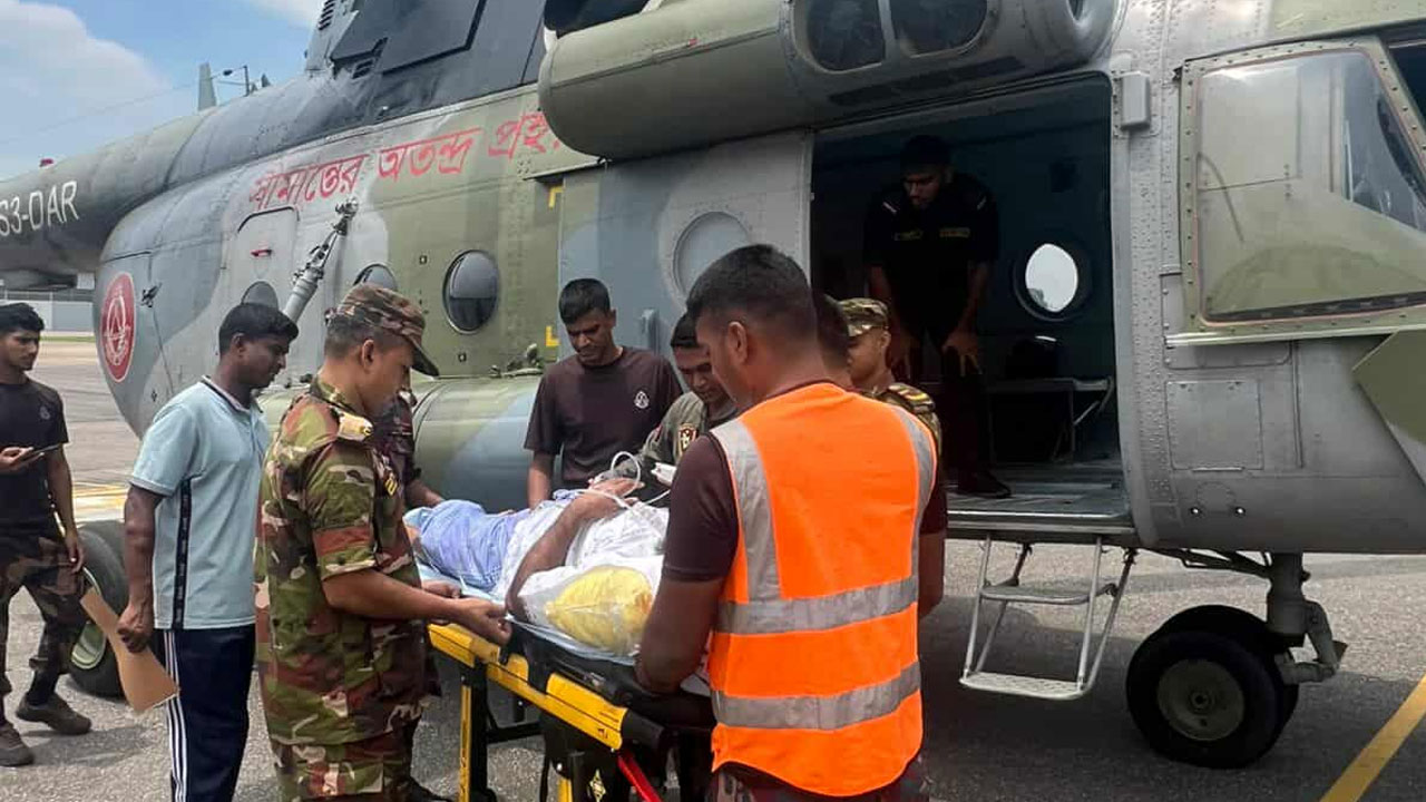হাতির আঘাতে আহত চিকিৎসকদের হেলিকপ্টারে আনা হলো ঢাকায়