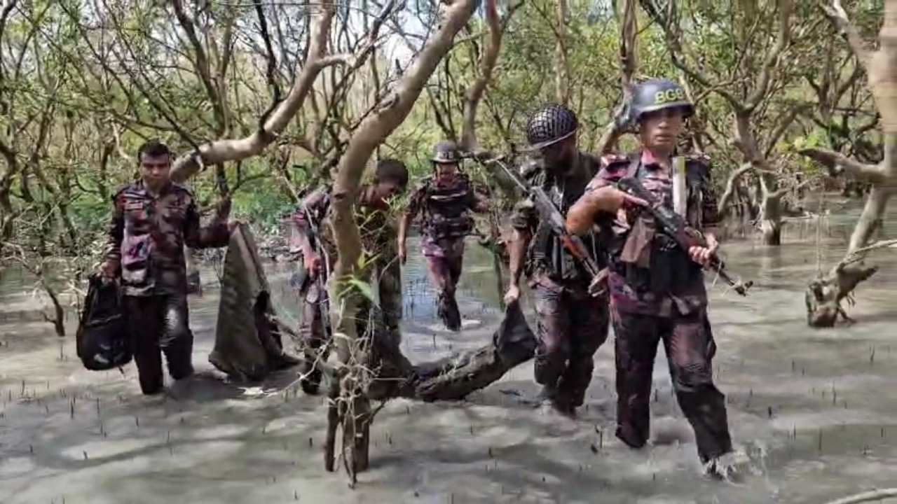 টেকনাফে অভিযান চালিয়ে বিপুল অস্ত্র ও গোলাবারুদ জব্দ করলো বিজিবি