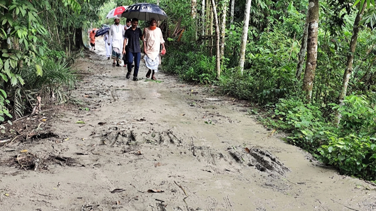 তিন কিলোমিটার কাঁচা রাস্তাটিই ৩ গ্রামের মানুষের একমাত্র ভরসা