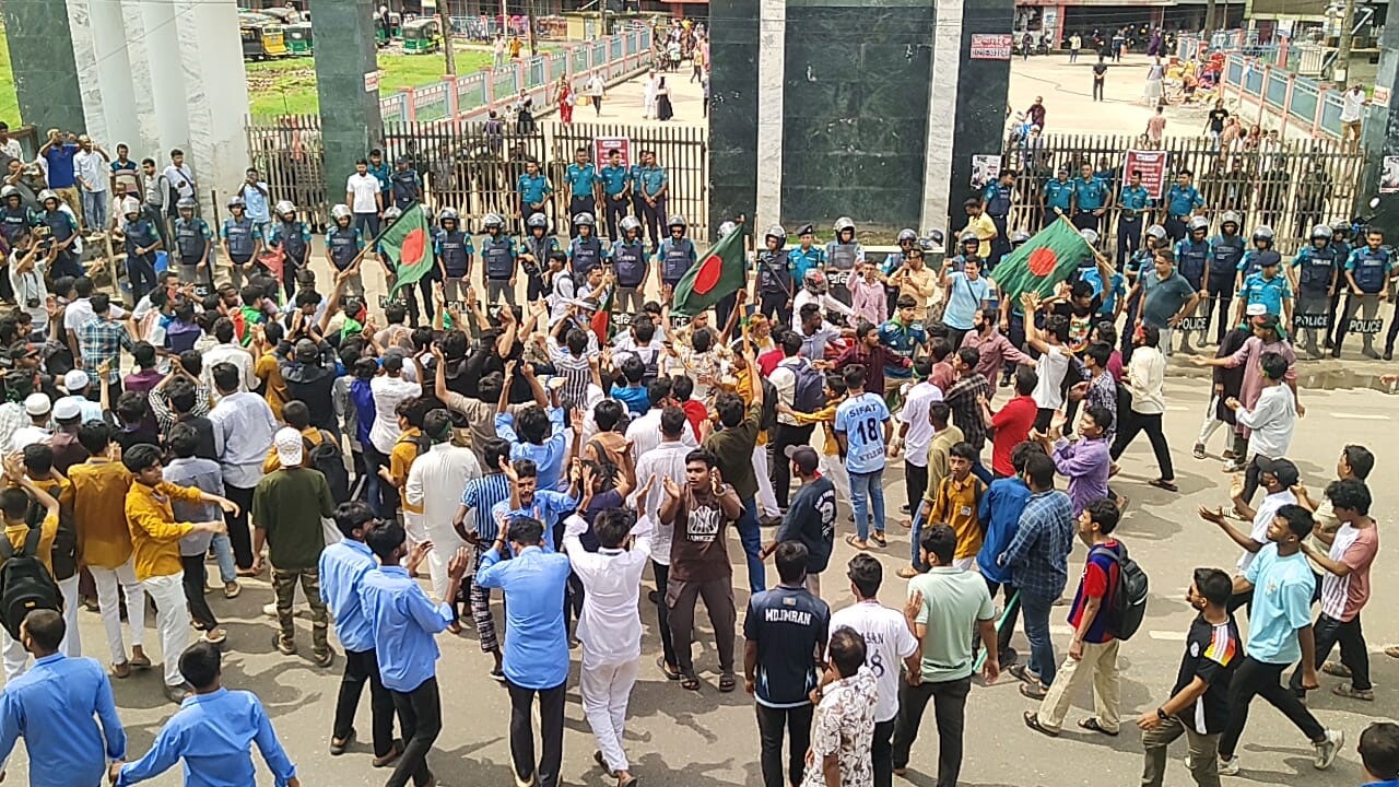 বরিশালে শিক্ষার্থীদের বিক্ষোভ, হাসপাতাল কর্মচারীদের কর্মবিরতির হুঁশিয়ারি