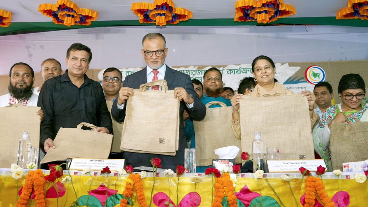 পলিথিনের চেয়ে পাটের ব্যাগে বেশি কর্মসংস্থান হবে : বাণিজ্য উপদেষ্টা