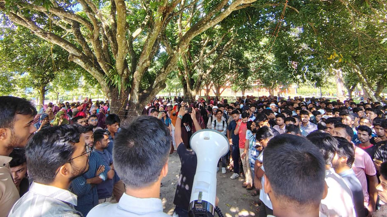 আন্দোলনের মুখে শিক্ষার্থীদের দাবি মেনে নিলো বাকৃবি প্রশাসন