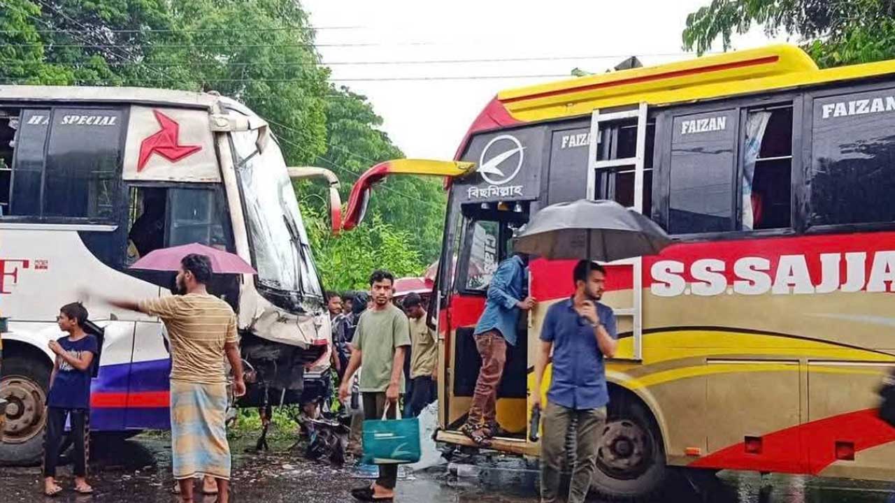 দুর্ঘটনার কবলে বিজিসি ট্রাস্ট ইউনিভার্সিটির বাস, ২৮ শিক্ষার্থী আহত