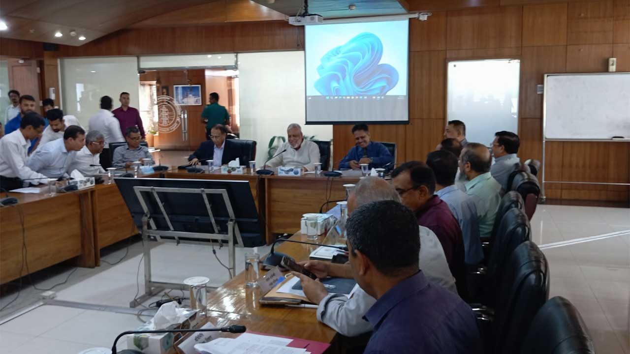 ‘ফিটনেসবিহীন’ বাস দীর্ঘদিন চালাতে সরকারের সঙ্গে বৈঠকে পরিবহন মালিকরা