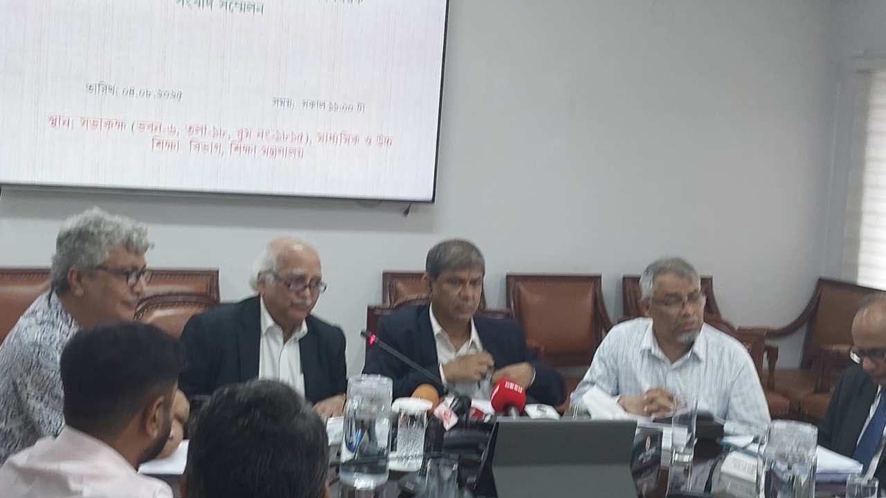 সাতটি কলেজকে চারটি স্কুলে বিভক্ত করে পাঠদান