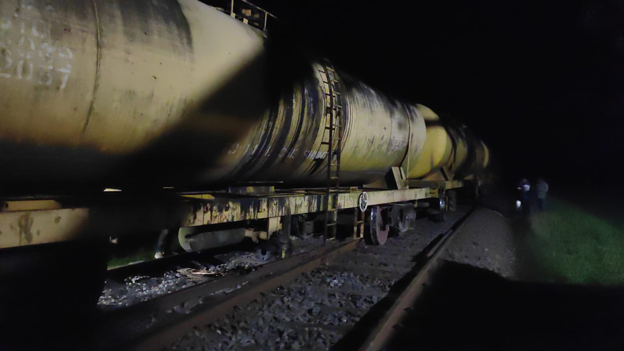 ১২ ঘণ্টা পর রাজশাহী-চাঁপাইনবাবগঞ্জ রুটে ট্রেন চলাচল স্বাভাবিক