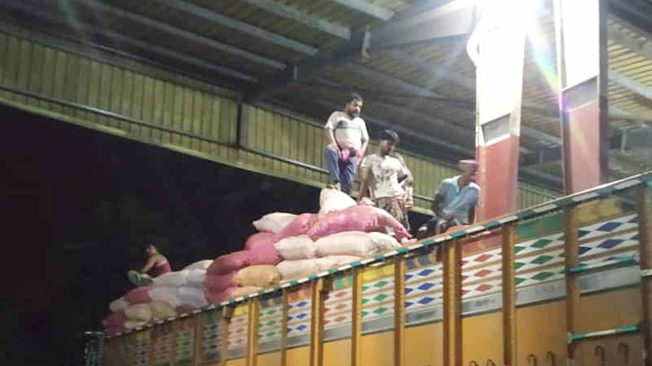 সোনামসজিদ বন্দর দিয়ে এলো ৭৭৯ মেট্রিক টন ভারতীয় পেঁয়াজ