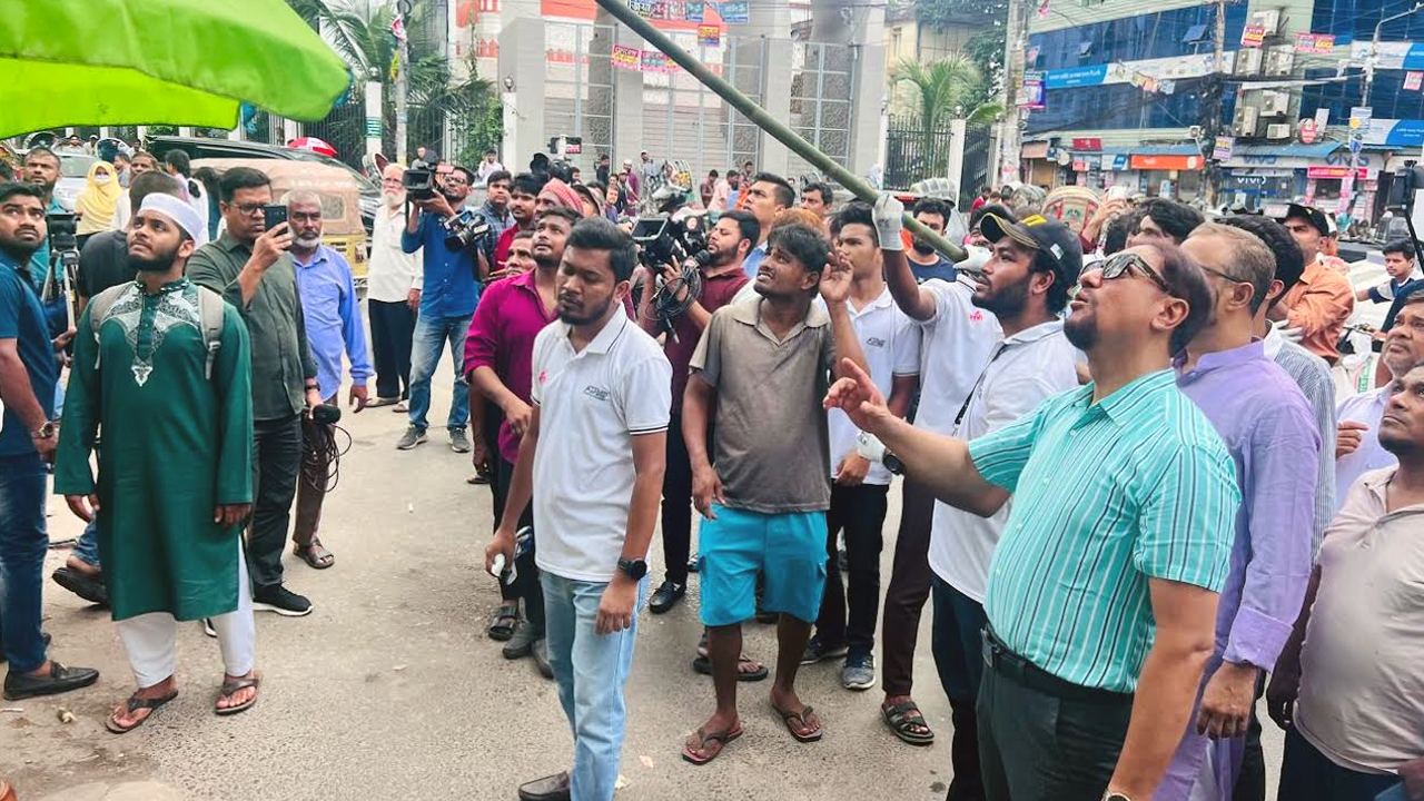 চট্টগ্রামকে অবৈধ ব্যানার-পোস্টার মুক্ত করার ঘোষণা মেয়রের