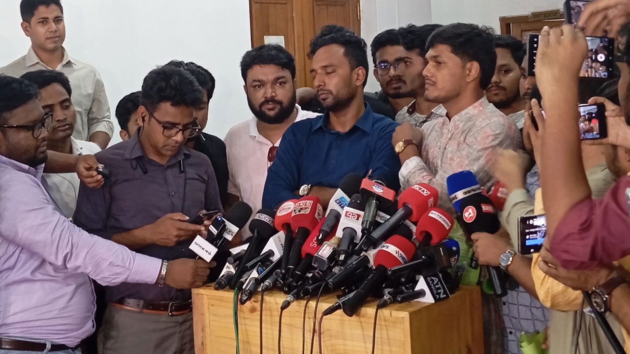 মনোনয়ন ফরম নিলেন ছাত্রদল নেতারা, প্যানেলে পদ ঠিক করবেন তারেক রহমান