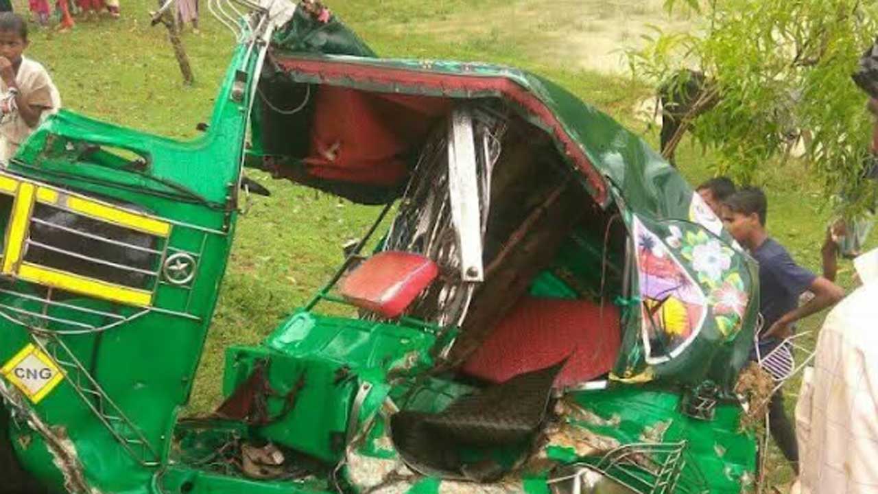 কক্সবাজারে অটোরিকশায় ট্রেনের ধাক্কা, নিহত বেড়ে পাঁচ