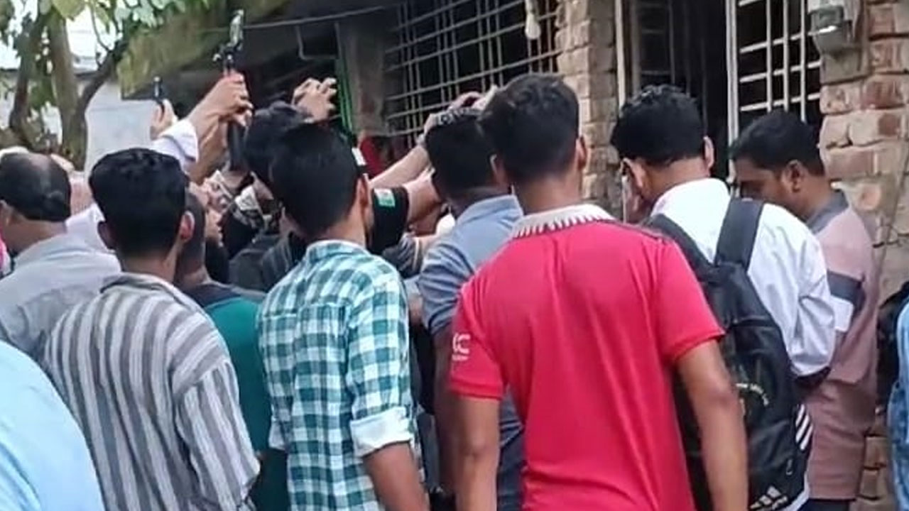 শোয়ার ঘরে মা-মেয়ের মরদেহ, স্ত্রীসহ ছেলে আটক