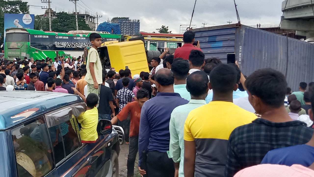 কাভার্ডভ্যান উদ্ধার, ঢাকা-চট্টগ্রাম মহাসড়কে যান চলাচল স্বাভাবিক