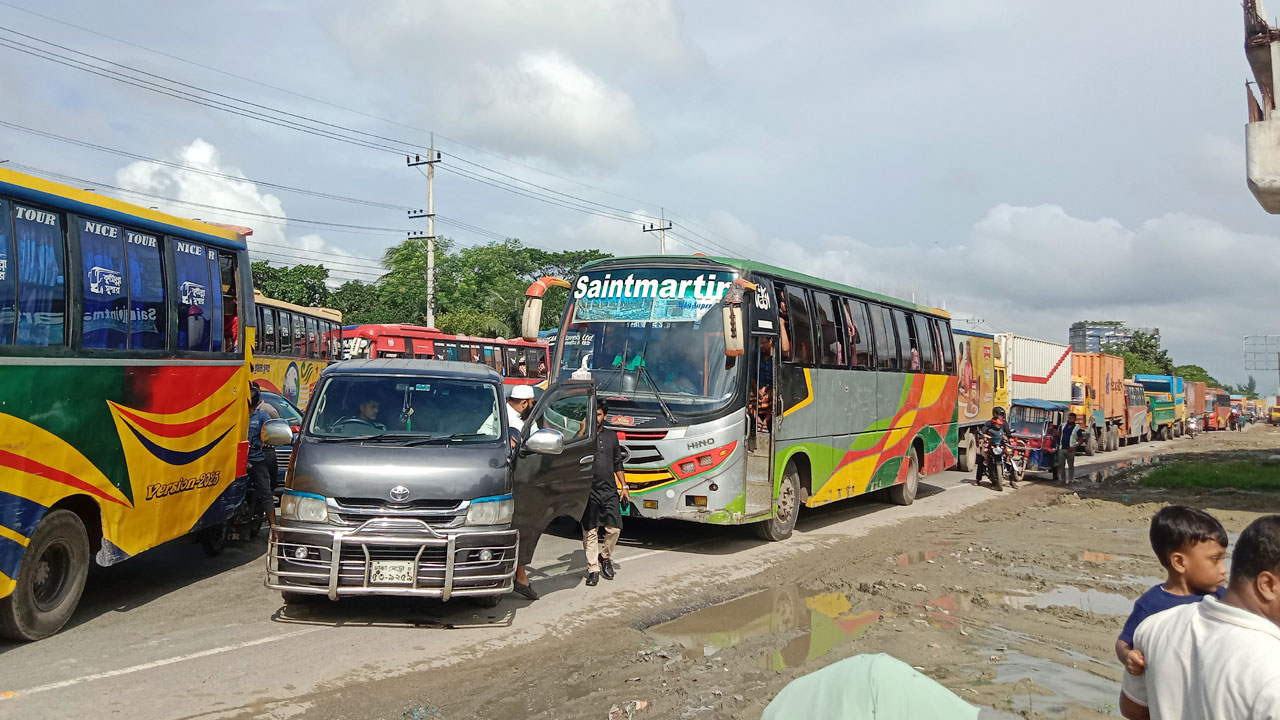 ঢাকা-চট্টগ্রাম মহাসড়কে ২০ কিলোমিটার যানজট