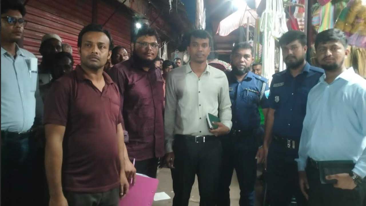 রাজবাড়ীতে ১২৪ কেজি পলিথিন জব্দ, ২০ হাজার টাকা জরিমানা