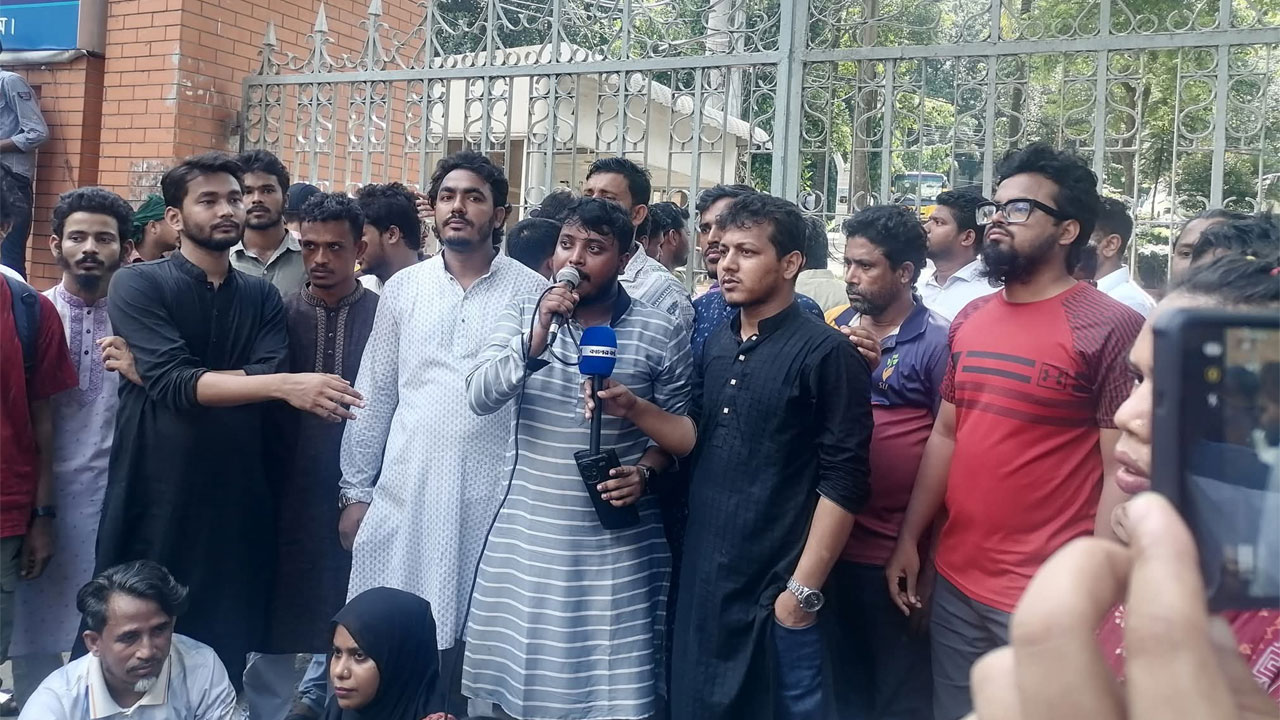 নুরের ওপর হামলা : সিএমপির ফটকে বিক্ষোভকারীদের অবস্থান