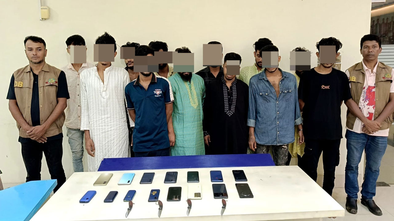চট্টগ্রামে ছিনতাই চক্রের ১২ সদস্য গোয়েন্দা পুলিশের জালে
