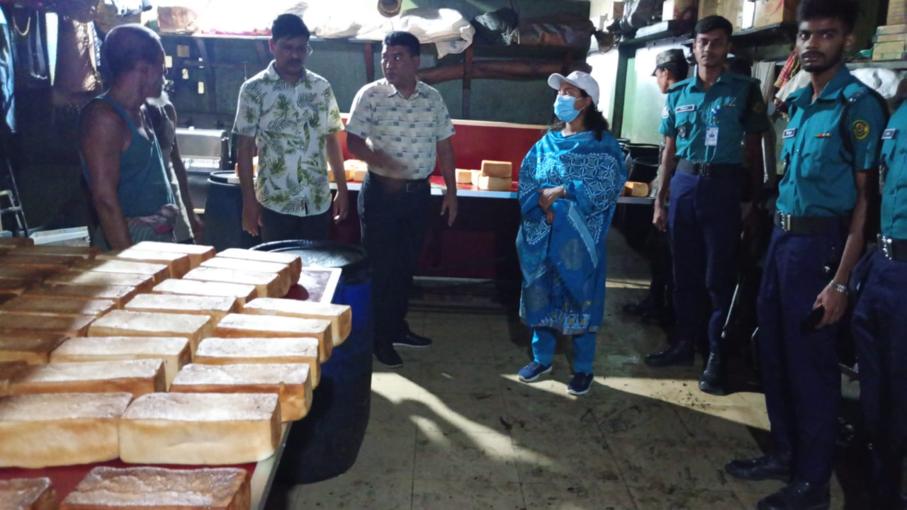 চট্টগ্রামে নোংরা পরিবেশে বেকারি পণ্য উৎপাদন, দুই প্রতিষ্ঠানকে জরিমানা