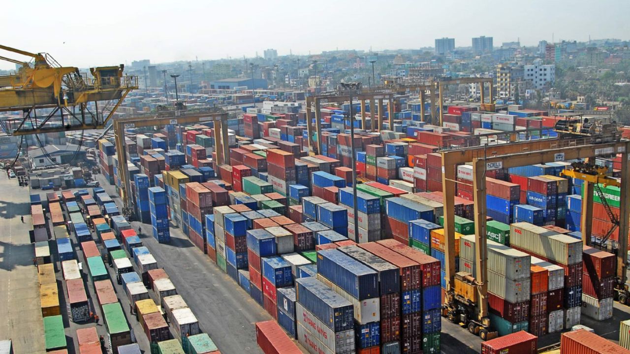 ‘জট কমাতে’ চট্টগ্রাম বন্দরে স্টোররেন্ট একমাস স্থগিত