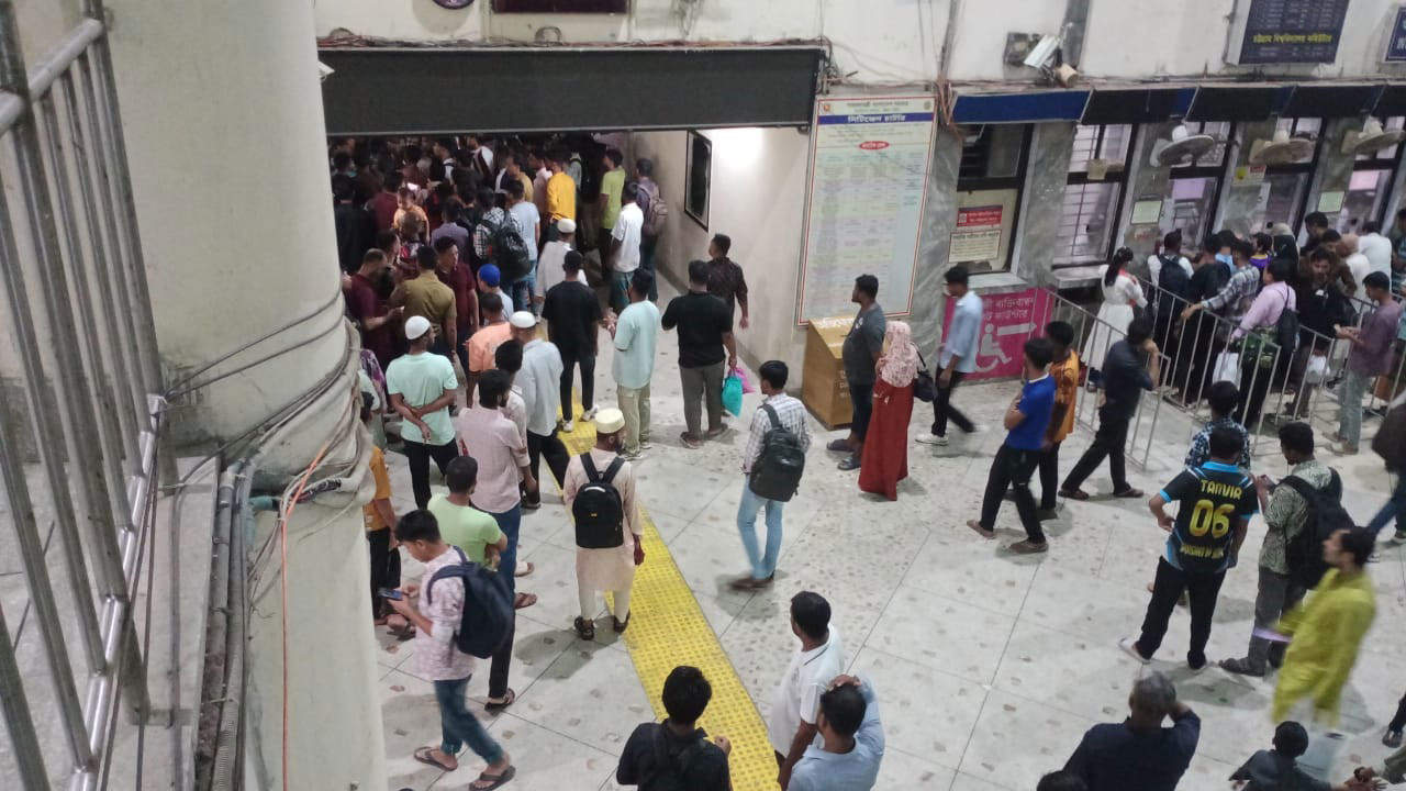 চট্টগ্রামে হঠাৎ ট্রেনের যাত্রা বাতিল, স্টেশনে যাত্রীদের বিক্ষোভ