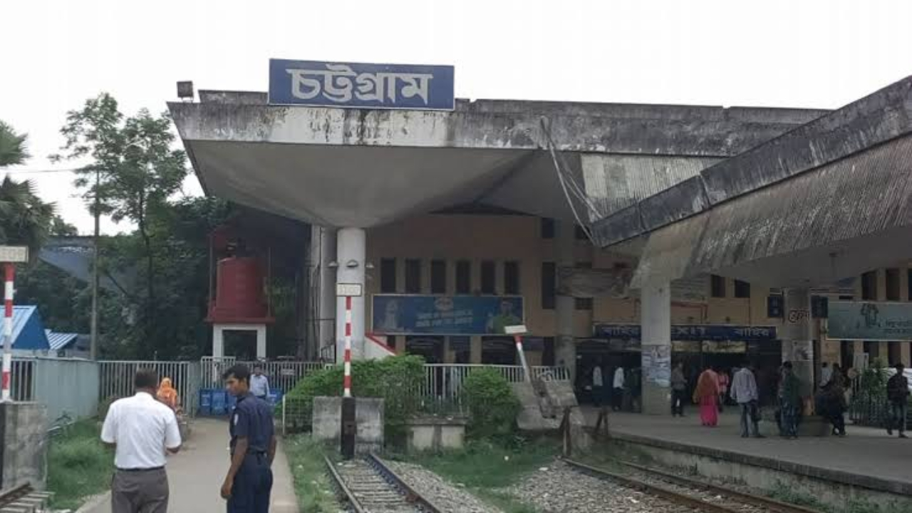 চট্টগ্রাম রেলস্টেশনে যাত্রীদের বিক্ষোভ, ট্রেন চলাচল ব্যাহত