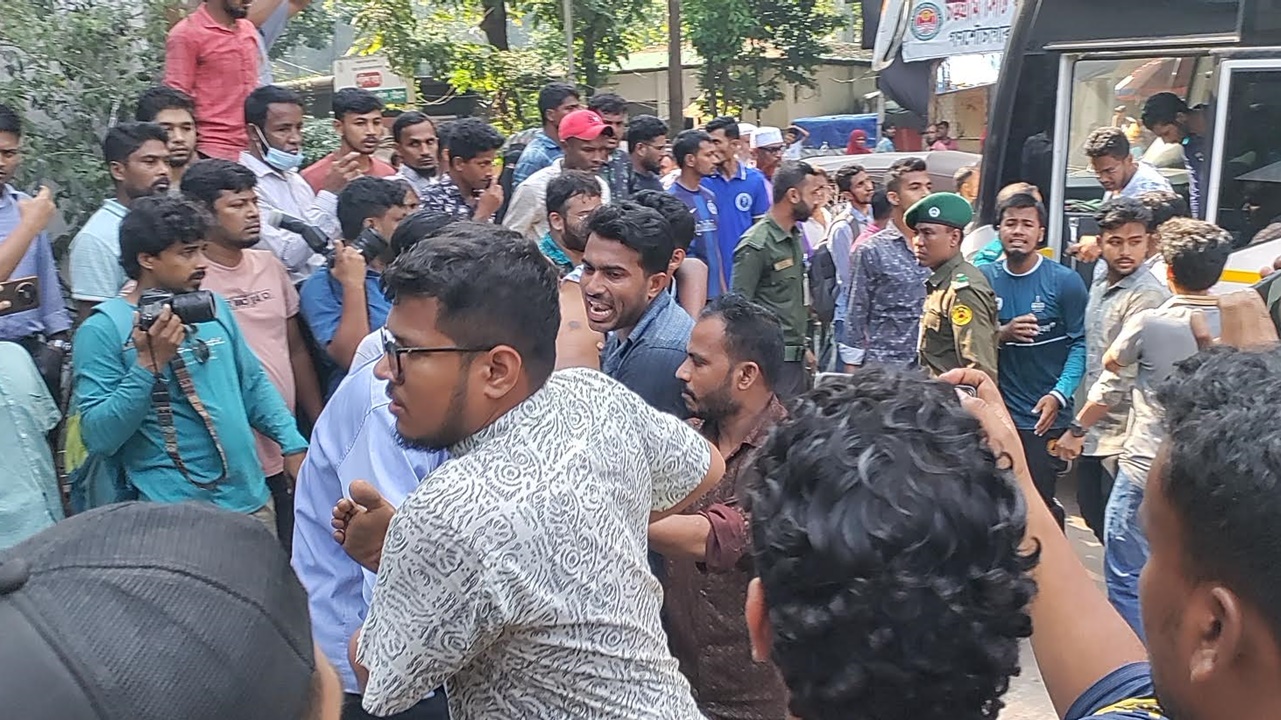 চবিতে এলাকাবাসীর সঙ্গে সংঘর্ষ: চট্টগ্রাম মেডিকেলে ভর্তি ৪০ শিক্ষার্থী