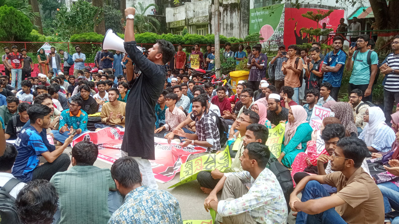 চবিতে শতভাগ আবাসন নিশ্চিতের দাবিতে প্রশাসনিক ভবনে তালা