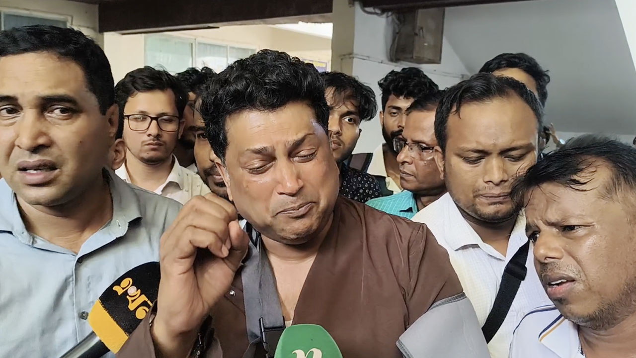 প্রশাসনের সহায়তা না পেয়ে কাঁদলেন চবির উপ-উপাচার্য