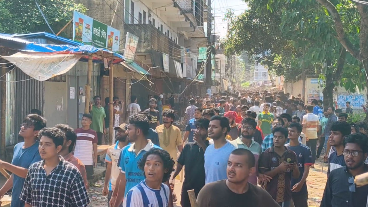 ৩ ঘণ্টা ধরে চলছে স্থানীয়দের সঙ্গে চবি শিক্ষার্থীদের সংঘর্ষ, নেই পুলিশ