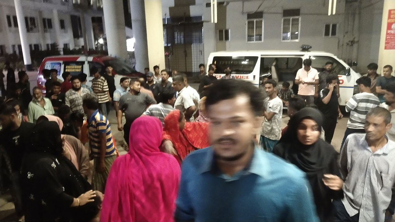 কুমিল্লায় মোটরসাইকেল থেকে নামিয়ে ১৮ মামলার আসামিকে কুপিয়ে হত্যা