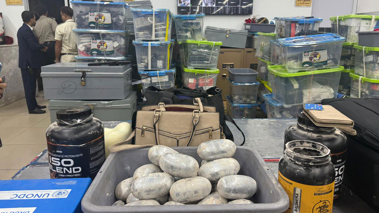 শাহজালালে নারী যাত্রীর লাগেজ থেকে ১৩০ কোটি টাকার কোকেন জব্দ