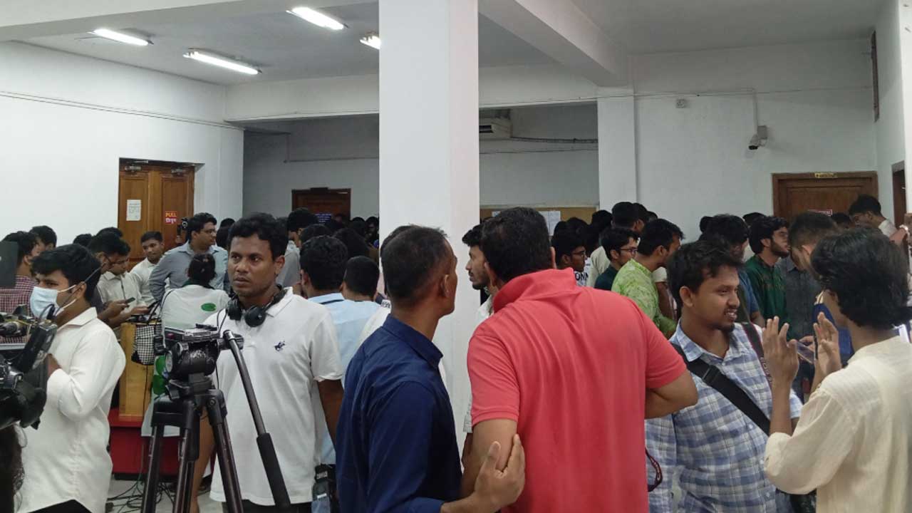 ডাকসু নির্বাচন : মনোনয়নপত্র সংগ্রহের শেষ দিনে প্রার্থীদের ভিড়