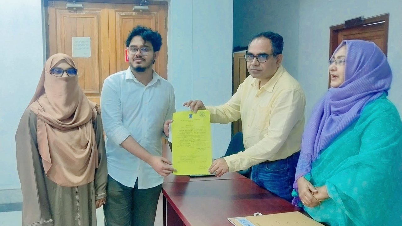 স্ত্রী সাকাফিকে সঙ্গে নিয়ে ডাকসুতে স্বতন্ত্র প্রার্থিতা ঘোষণা তাহমিদের