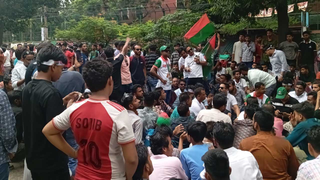 ‘তারেক রহমান বীরের বেশে, আসবে ফিরে বাংলাদেশে’ স্লোগানে মুখর শাহবাগ