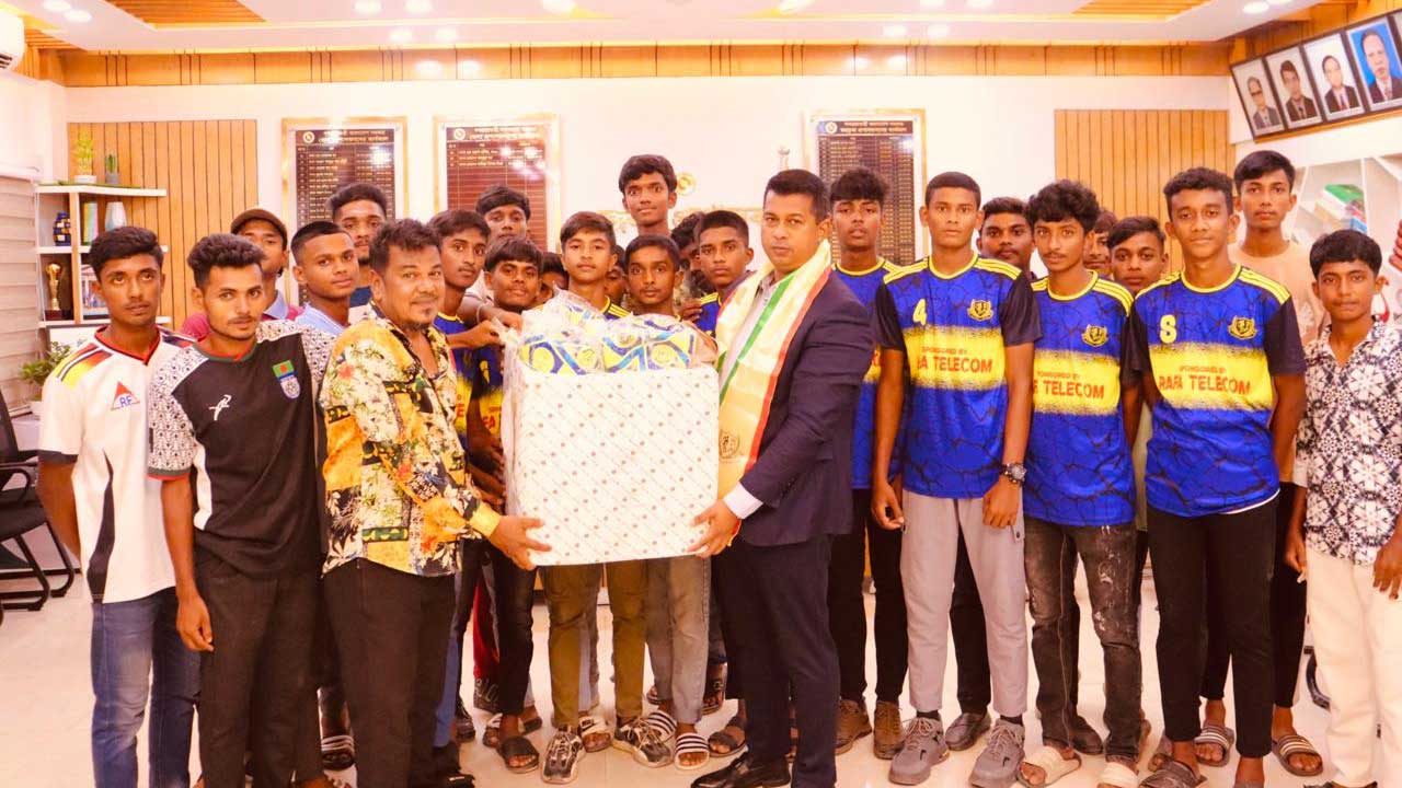 ফুটবলারদের অবাক করে দিলেন নারায়ণগঞ্জের ডিসি