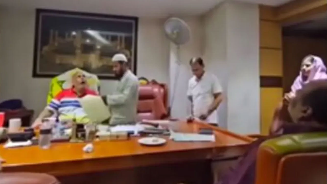 মৃত বাবাকে চেয়ারে বসিয়ে সম্পত্তি লিখে নেওয়ার খবরটি ভুয়া