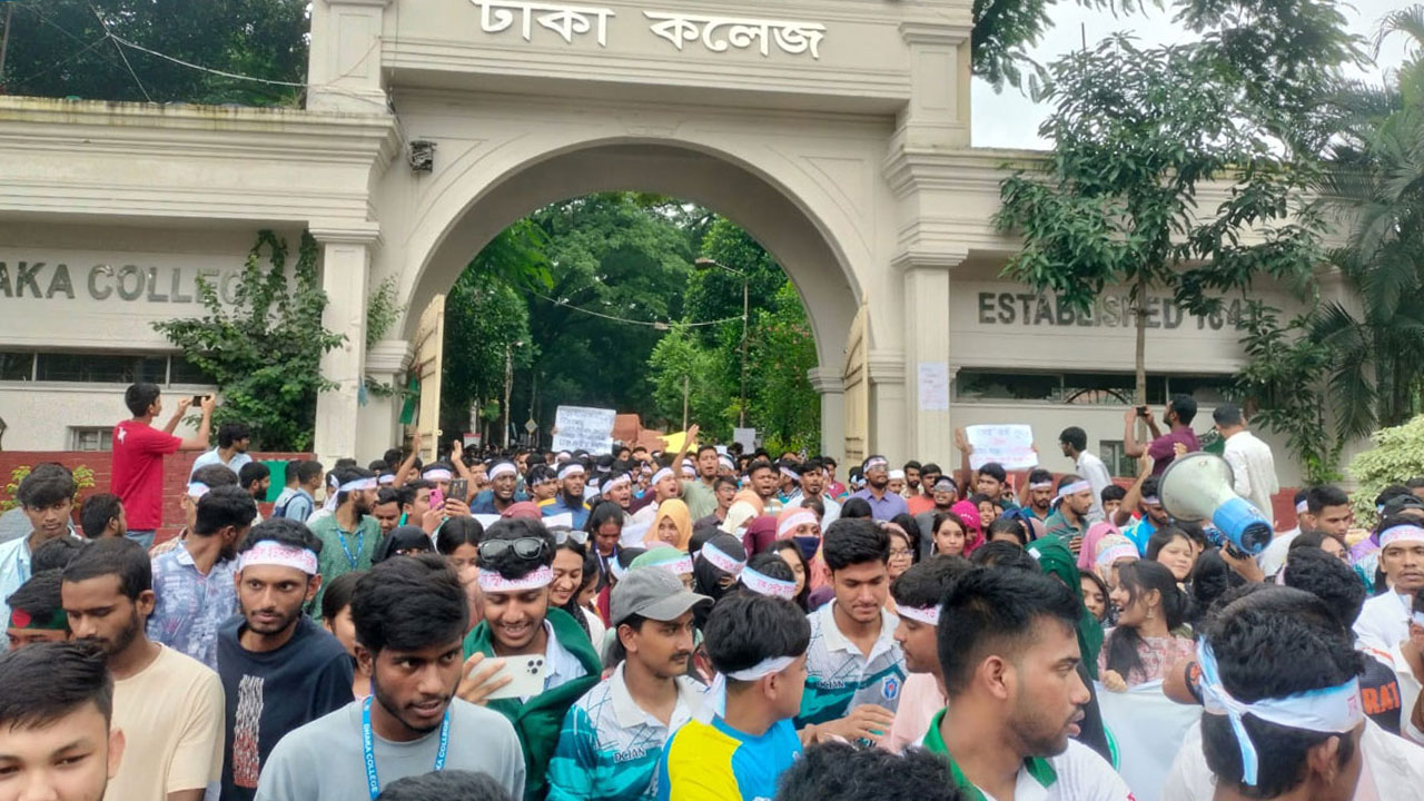 প্রস্তাবিত বিশ্ববিদ্যালয়ের অধ্যাদেশ দাবিতে ৭ কলেজ শিক্ষার্থীদের বিক্ষোভ