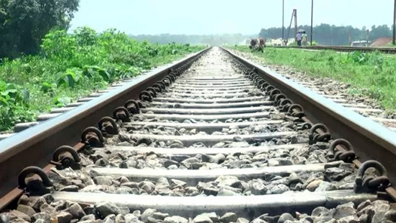 সীতাকুণ্ডে ট্রেনের ধাক্কায় প্রাণ গেলো যুবকের