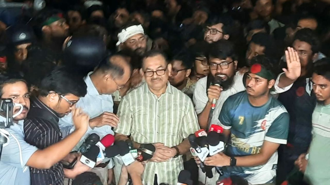 ডিএমপি কমিশনারের দুঃখপ্রকাশ, ডিসি মাসুদের পদত্যাগ দাবি শিক্ষার্থীদের