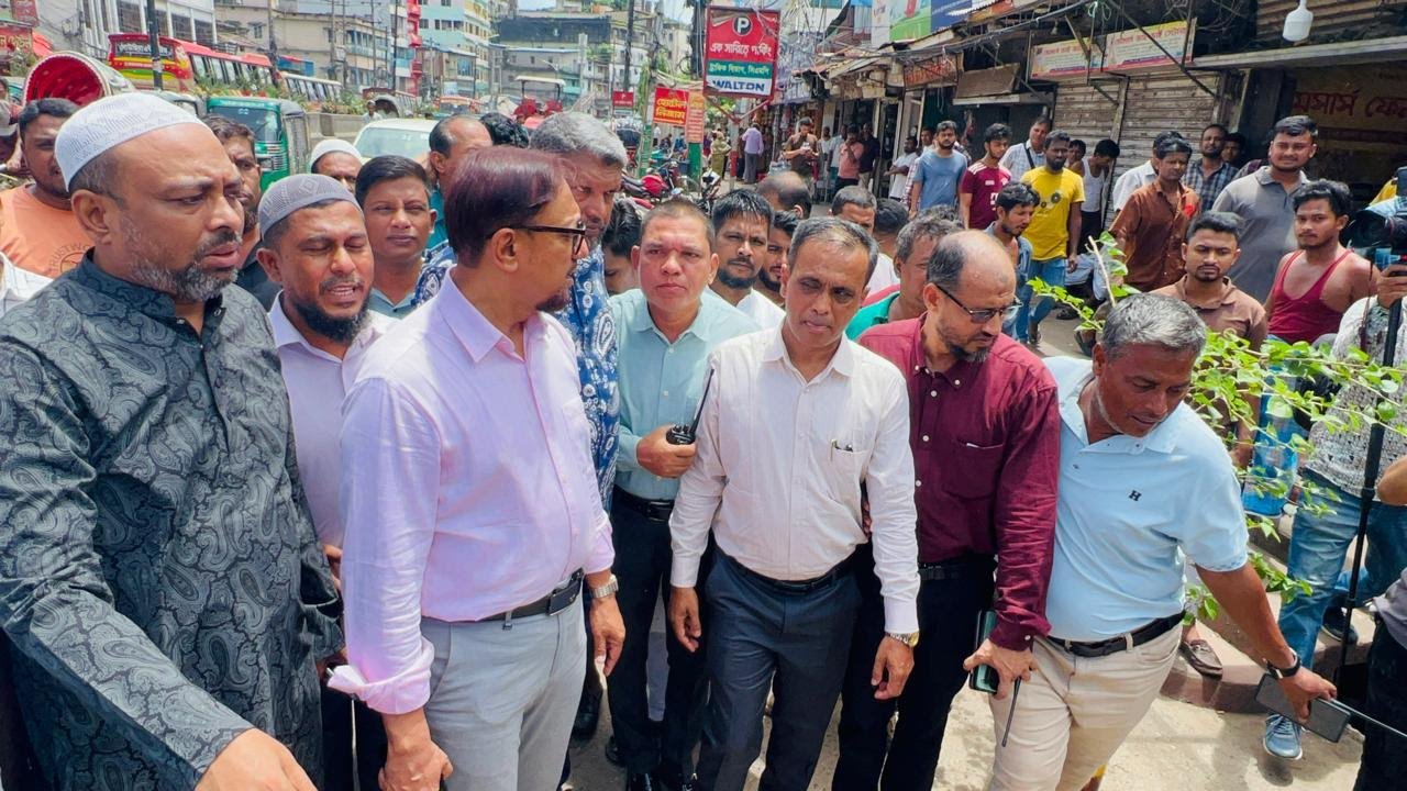 ফুটপাত দখল করে ব্যবসা চলবে না : ডা. শাহাদাত