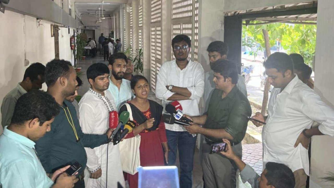 শিবিরকে আমন্ত্রণের প্রতিবাদে সভা থেকে ৩ বামপন্থি সংগঠনের ওয়াকআউট