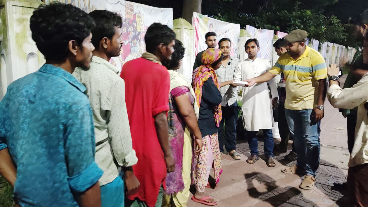 খালেদা জিয়ার জন্মদিনে ঢাবি ক্যাম্পাসে ছাত্রদলের খাবার বিতরণ