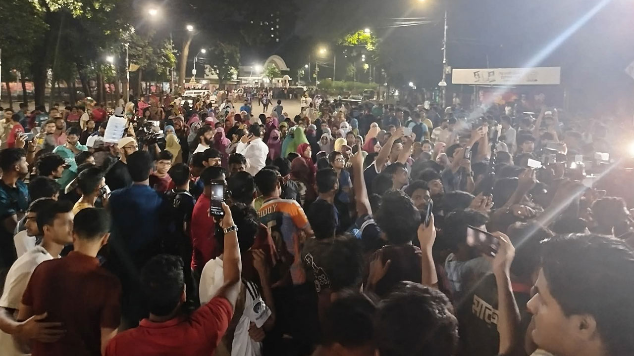 মধ্যরাতে শিক্ষার্থীদের বিক্ষোভে উত্তাল ঢাকা বিশ্ববিদ্যালয়