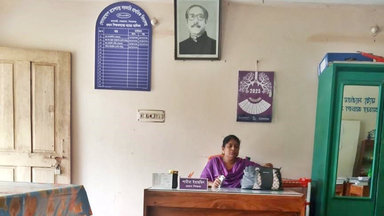 ‎স্কুলে শেখ মুজিবের ছবি টানিয়ে রাখা সেই প্রধান শিক্ষিকা সাময়িক বরখাস্ত