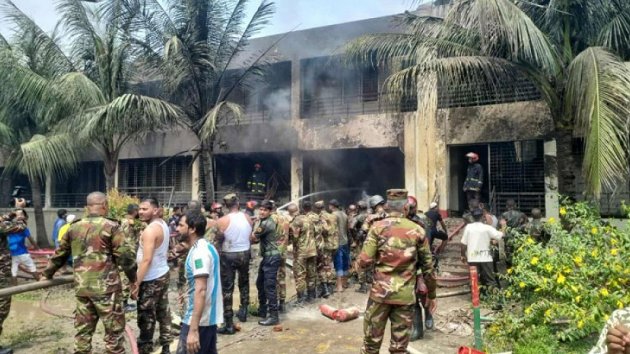 ৩৩ দিন মৃত্যুর সঙ্গে লড়ে না ফেরার দেশে শিক্ষার্থী তাসনিয়া