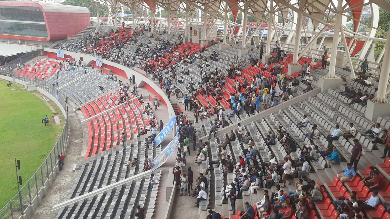 ৫ বছর পর আন্তর্জাতিক ম্যাচেও খালি আবাহনীর গ্যালারি