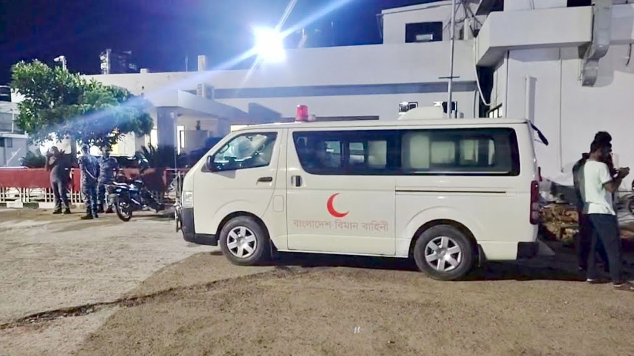 কক্সবাজারে অসুস্থ উপদেষ্টা ফারুকী, এয়ার অ্যাম্বুলেন্সে ফিরলেন ঢাকায়