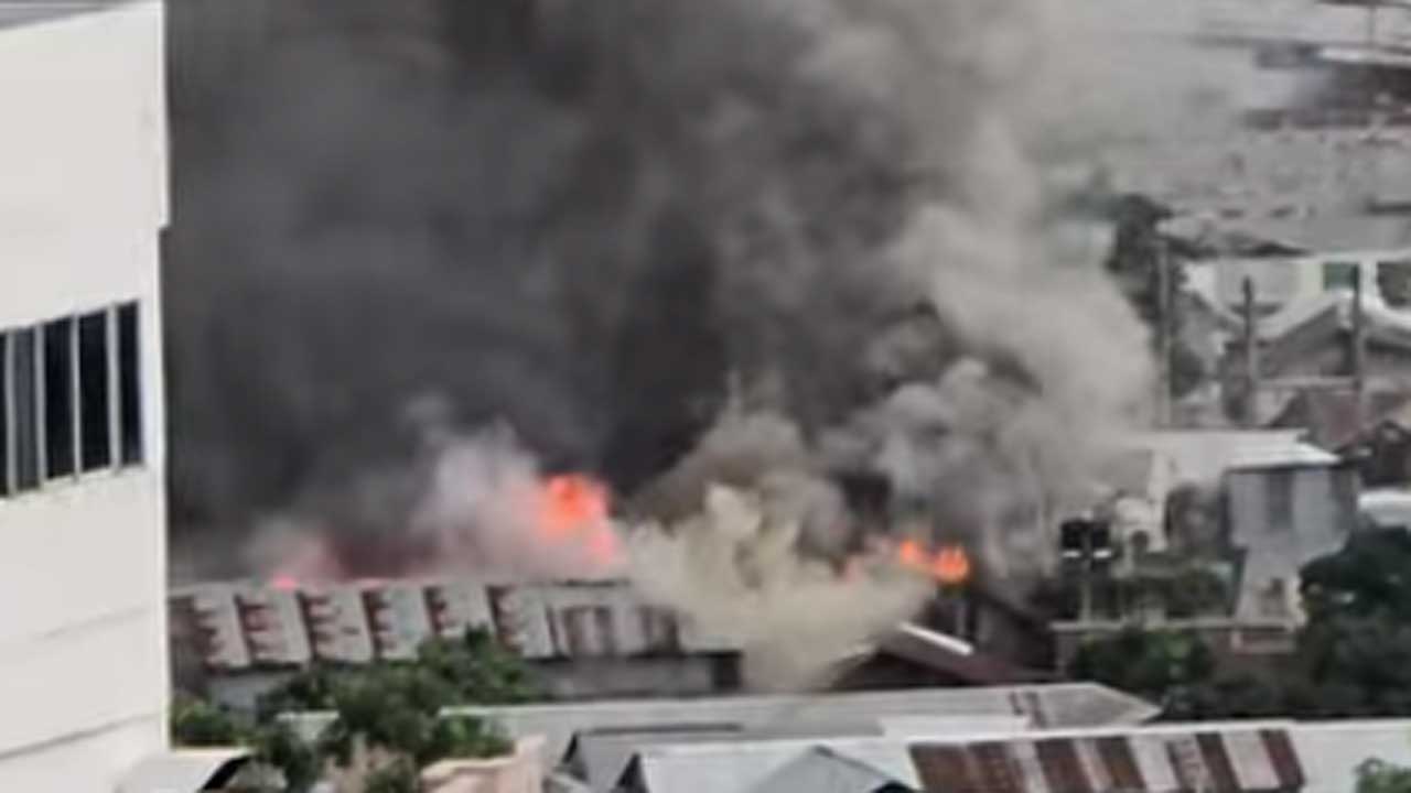 মহাখালী সাততলা বস্তিতে আগুন, যানজটে আটকে আছে ফায়ার সার্ভিসের গাড়ি